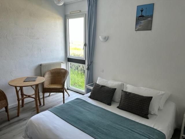 Hotel Les Esseppes L'Epine  ภายนอก รูปภาพ